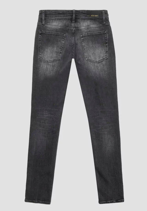 Jeans Tapered Ozzy En Negro