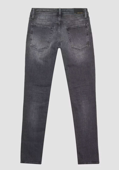 Jeans Tapered Ozzy En Negro